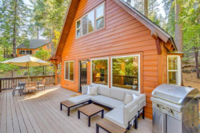 Walk to Beach Arnold Cabin with Wood-Burning Stove!